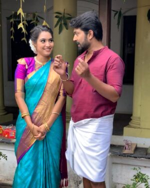 Pavithra Janani Instagram - Sharing yet another strand from ER memories!
VETRI ~ MALAR for you all ❤️🌹

#vetrimalar #vetri #malar #er #eeramanarojave #memory #reelpair #vijaytv #pavithrajanani #dhiraviam #spreadlove #peace