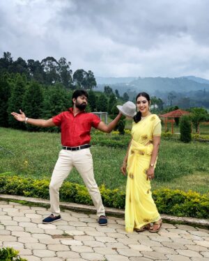 Pavithra Janani Instagram - Sharing yet another strand from ER memories!
VETRI ~ MALAR for you all ❤️🌹

#vetrimalar #vetri #malar #er #eeramanarojave #memory #reelpair #vijaytv #pavithrajanani #dhiraviam #spreadlove #peace