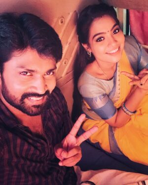 Pavithra Janani Instagram - Sharing yet another strand from ER memories!
VETRI ~ MALAR for you all ❤️🌹

#vetrimalar #vetri #malar #er #eeramanarojave #memory #reelpair #vijaytv #pavithrajanani #dhiraviam #spreadlove #peace