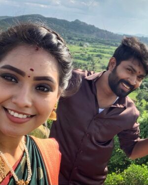 Pavithra Janani Instagram - Sharing yet another strand from ER memories!
VETRI ~ MALAR for you all ❤️🌹

#vetrimalar #vetri #malar #er #eeramanarojave #memory #reelpair #vijaytv #pavithrajanani #dhiraviam #spreadlove #peace