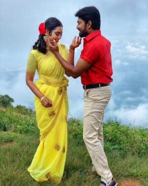 Pavithra Janani Instagram - Sharing yet another strand from ER memories!
VETRI ~ MALAR for you all ❤️🌹

#vetrimalar #vetri #malar #er #eeramanarojave #memory #reelpair #vijaytv #pavithrajanani #dhiraviam #spreadlove #peace