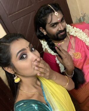 Pavithra Janani Instagram - Sharing yet another strand from ER memories!
VETRI ~ MALAR for you all ❤️🌹

#vetrimalar #vetri #malar #er #eeramanarojave #memory #reelpair #vijaytv #pavithrajanani #dhiraviam #spreadlove #peace