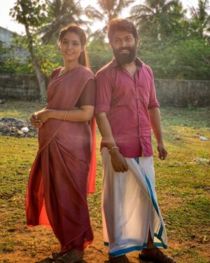 Pavithra Janani Instagram - Sharing yet another strand from ER memories!
VETRI ~ MALAR for you all ❤️🌹

#vetrimalar #vetri #malar #er #eeramanarojave #memory #reelpair #vijaytv #pavithrajanani #dhiraviam #spreadlove #peace