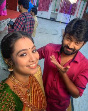 Pavithra Janani Instagram - Sharing yet another strand from ER memories!
VETRI ~ MALAR for you all ❤️🌹

#vetrimalar #vetri #malar #er #eeramanarojave #memory #reelpair #vijaytv #pavithrajanani #dhiraviam #spreadlove #peace