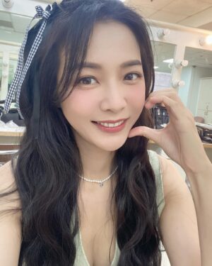 Pei-Pei Ho Instagram - 好久沒有⋯這麼青春洋溢的打扮🤣
週一⋯打起精神活潑一下
#何蓓蓓 #天才衝衝衝 #活潑 #foreveryoung #4ever #instadaily #wiwt #ootd #insfashion #l4ls