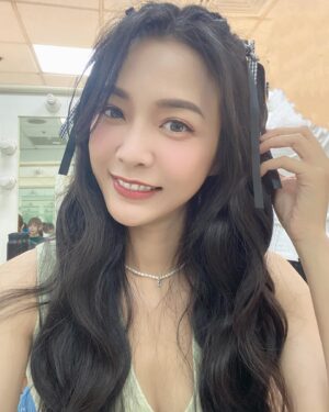 Pei-Pei Ho Instagram - 好久沒有⋯這麼青春洋溢的打扮🤣
週一⋯打起精神活潑一下
#何蓓蓓 #天才衝衝衝 #活潑 #foreveryoung #4ever #instadaily #wiwt #ootd #insfashion #l4ls