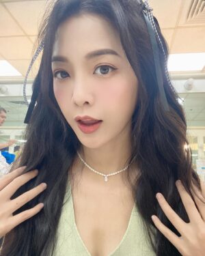 Pei-Pei Ho Instagram - 好久沒有⋯這麼青春洋溢的打扮🤣
週一⋯打起精神活潑一下
#何蓓蓓 #天才衝衝衝 #活潑 #foreveryoung #4ever #instadaily #wiwt #ootd #insfashion #l4ls