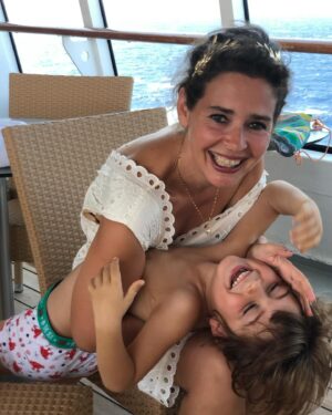 Pelin Batu Instagram - Patmos, Rodos, Girit, Santorini, Atina ve Mykonos gezimiz mitolojinin izinde tarihi mekanlar ve müzelerde gezdik. Katılan herkese ve emeği geçenlere müteşekkirim- en büyük hayalim oğlumun benim gibi şanslı olup babası ve annesi tarafından dünyayı gezmesi ve mutlu, iyi bir insan olması. Bugün babamın doğumgününde onu özlemle anıyorum