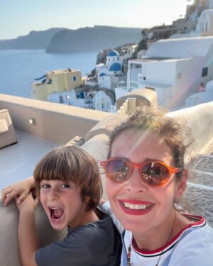 Pelin Batu Instagram - Patmos, Rodos, Girit, Santorini, Atina ve Mykonos gezimiz mitolojinin izinde tarihi mekanlar ve müzelerde gezdik. Katılan herkese ve emeği geçenlere müteşekkirim- en büyük hayalim oğlumun benim gibi şanslı olup babası ve annesi tarafından dünyayı gezmesi ve mutlu, iyi bir insan olması. Bugün babamın doğumgününde onu özlemle anıyorum