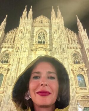 Pelin Batu Instagram - Duomo’yu her görüşümde nefesim kesiliyor. 3700 heykelle bezeli, İtalya’nın en büyük kilisesinin her karesine bir hikaye ya da canavar (gargoyle) işli.