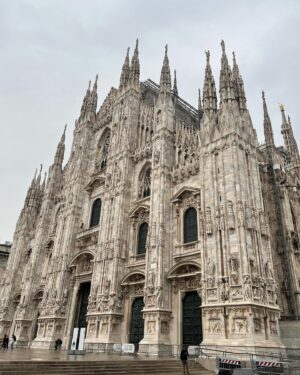 Pelin Batu Instagram - Duomo’yu her görüşümde nefesim kesiliyor. 3700 heykelle bezeli, İtalya’nın en büyük kilisesinin her karesine bir hikaye ya da canavar (gargoyle) işli.