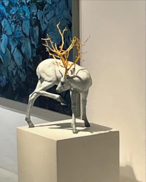 Pelin Batu Instagram - Mykonos sanat galerileri, mavi beyaz ferahlığı ile hayat dolu bir ada💙🤍 (büst Manto Mavrogenus’a ait)
