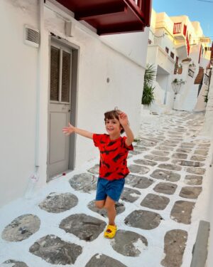 Pelin Batu Instagram - Patmos, Rodos, Girit, Santorini, Atina ve Mykonos gezimiz mitolojinin izinde tarihi mekanlar ve müzelerde gezdik. Katılan herkese ve emeği geçenlere müteşekkirim- en büyük hayalim oğlumun benim gibi şanslı olup babası ve annesi tarafından dünyayı gezmesi ve mutlu, iyi bir insan olması. Bugün babamın doğumgününde onu özlemle anıyorum