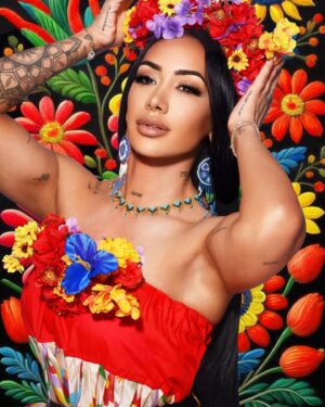 Perla Montemayor Instagram - Traigo el nopal en la frente, pero sobretodo en el corazón. 

No puedo estar más orgullosa de que solo con verme, sepan de dónde soy! 

Y como no estar orgullosa, si la fuerza que tenemos no se encuentra en todas partes, esa fuerza que viene de nuestros antepasados que construyeron templos piedra por piedra, de nuestros abuelos que no conocieron jornadas laborales de 8 horas era trabajar hasta que alcance, de nuestros padres que trabajaron los campos y cultivos con sus manos. 
Echados pa delante. Si tenemos que limpiar baños los limpiamos, si tenemos que construir empresas las construimos, aquí nadie se raja porque lo traemos en la sangre. 

Viva México, nuestros indígenas, nuestras raíces, nuestros sueños, y nuestras ganas de un día regresar para no irnos jamás! 

@vamaltaa