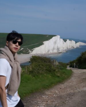 Phoebe Yuan Instagram - 在英國印象最深刻的是七姊妹斷崖，這邊也是電影『三體』的海邊場景，我們那天在海邊鬼混了一整天，其實也沒幹嘛，就是坐著發呆，偶爾走走，餓了就坐在草地上野餐，那個因磁暴而產生的罕見極光，也是當晚在旁邊民宿看到的。

最後要謝謝七姊妹讓我發現我的鏡頭入塵了

==交通建議==
從倫敦自駕過去大約2hr，一般人從遊客中心停好車走去海邊單趟約30分鐘，但我發現一個當地人才去的停車場，它除了可免費停車、入口有好喝的咖啡車，最重要是走過去只要10分鐘！

地圖上搜尋：South Hill Barn Car Park

#三體 #七姊妹 #sevensisterscliffs