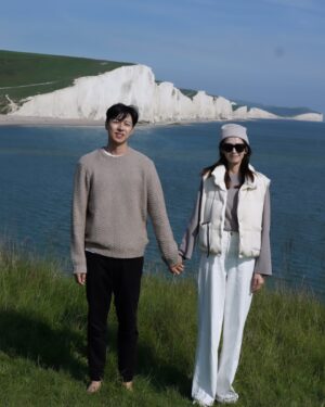 Phoebe Yuan Instagram - 在英國印象最深刻的是七姊妹斷崖，這邊也是電影『三體』的海邊場景，我們那天在海邊鬼混了一整天，其實也沒幹嘛，就是坐著發呆，偶爾走走，餓了就坐在草地上野餐，那個因磁暴而產生的罕見極光，也是當晚在旁邊民宿看到的。

最後要謝謝七姊妹讓我發現我的鏡頭入塵了

==交通建議==
從倫敦自駕過去大約2hr，一般人從遊客中心停好車走去海邊單趟約30分鐘，但我發現一個當地人才去的停車場，它除了可免費停車、入口有好喝的咖啡車，最重要是走過去只要10分鐘！

地圖上搜尋：South Hill Barn Car Park

#三體 #七姊妹 #sevensisterscliffs