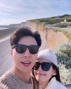 Phoebe Yuan Instagram - 在英國印象最深刻的是七姊妹斷崖，這邊也是電影『三體』的海邊場景，我們那天在海邊鬼混了一整天，其實也沒幹嘛，就是坐著發呆，偶爾走走，餓了就坐在草地上野餐，那個因磁暴而產生的罕見極光，也是當晚在旁邊民宿看到的。

最後要謝謝七姊妹讓我發現我的鏡頭入塵了

==交通建議==
從倫敦自駕過去大約2hr，一般人從遊客中心停好車走去海邊單趟約30分鐘，但我發現一個當地人才去的停車場，它除了可免費停車、入口有好喝的咖啡車，最重要是走過去只要10分鐘！

地圖上搜尋：South Hill Barn Car Park

#三體 #七姊妹 #sevensisterscliffs