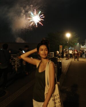 Phoebe Yuan Instagram - 夏天下半場，最開心還是生日的小旅遊
平衡了夏天尾聲發生的一些爛事。

雖然我學習了身心靈，
也正在往療癒師的路途中邁進。
但發生爛事時還是無法100%不被影響，
畢竟我是有七情六慾的人類，
被唬爛、隱瞞、當猴子耍時還是會北送啊！
至今我無法像神明那樣，永遠無條件包容和愛。
這個可能真的要開悟或是直接登出才有辦法。

但還是可以小小分享我自己最近，
如何不被爛事內耗太久的方法。
希望你們永遠不會用到！

1.站在發生事件的重點人物們的角度，
來分析此事。

與其一直思考：
「我對他這麼好，他為什麼還要這樣對我？」
「他這樣做，難道完全不會覺得不好意思嗎？」
「到底整件事情有誰考慮過我的感受了？」
這些帶有情緒的糾結，對於要遠離內耗，
是完全沒有幫助的。

但是我能理解在事件剛發生的時候，
要大家不往這裡想實在太難，
那與其都要想，
還不如試試看站在不同人的角度來剖析。
譬如：「說不定發現在其他人的角度裡，
這件事情不重要。」
「可能騙錢的人心裡想著是要賺更多，
誰管你有無傾家蕩產。」
「或許對方一直覺得你從來都沒反應也沒生氣，
認為你無所謂就更予取予求。」

剖析到最後，自然的就會往2邁進了。

2.這件事情的發生是要讓你學習到什麼？
或是改變些什麼嗎？

我認為很多事情都不是巧合，
宇宙要讓一件事情發生，一定都有它的原因。
如果沒有從事件中了解出所以然來並做出轉變，
那下次就會有同樣類似的事鬼打牆來讓你再學一次，
直到你學會為止。

事情發生了就已經發生了，
無法坐時光機回到還沒發生的時候。
實際上做出行動，跨出和以前不同的那一步，
就是改變的開始。

譬如：「不浪費時間給不尊重你和不真誠交流的人。」
「學習正確的理財方式，
不追求一夕暴富而是穩定的累積財富。」
「建立自我界線以維護和維持關係，
永遠知道自己是有價值的。」

啊，原本很想要言簡意駭的不落落長，
沒想到還是囉哩八唆，
像是不小心掉在地上的滾筒衛生紙，
但還是希望能對被內耗苦惱到爆的大家有幫助。
附上金澤的煙火大會朦朧照，
文字太長看不完就看看美照囉～

#內耗 #遠離負能量 #改變的力量