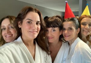 Pilar Gamboa Instagram - Va un único posteo para miles de cosas que me alegran la existencia y que me hacen sentir el privilegio de vivir de lo que me fascina. 
LA PRIMERA volvemos a partir de mañana con el OBRON de Romina Paula y nuestra compañía el silencio se llama “Sombras, por supuesto” y me arriesgo a decir que es de las mejores que hicimos juntos. Vamos a hacer sábado domingo y lunes 20 hs en arthaus central y las entradas se venden ya mismo por Alternativa Teatral. Vengan ! 

SEGUNDO: Se estrenó en Netflix ENVIDIOSA llegué tarde al bombo masivo pero acá estoy para decir que haciéndola nos reímos muchísimo y llegué hoy de viaje y varias personas me pararon para agradecer la risa. Es un semillero de gente talentosa esta serie. Véanla ! 

TERCERO: Nominaron División Palermo como mejor comedia para los premios EMMY y yo tengo la sensación de cuando haces Doble generala. 

Bueno, mi vida es un privilegio 
Les dejó un popurrí de fotos de todo 
Gracias ❤️