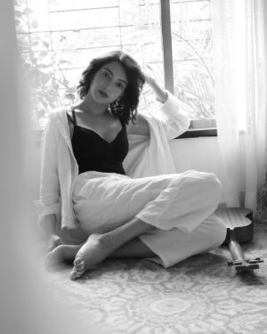 Plabita Borthakur Instagram - Decided to capture some casual moments at home, just me in my element, living my everyday life. Looking at these photos, it seems like all I do at home is sit. But honestly, I think it’s perfectly fine. To just sit, do nothing, and daydream. Daydreaming. My favorite thing to do, daydreaming! 
.
Photography : @mayank99683 
HMU : @halohues.by_parisadias @hmua_rakshapatel._ 
.
.
.
.
.
.
.
#plabitaborthakur #photoshoot #home #mood mellow #daydreamer #photoshootathome #thursday #love #bnw #white