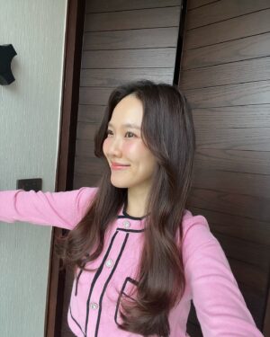 Po Wichada Atiwesangkun Instagram - เกือบ 1 เดือนผ่านไป😍😍หลังจากทำผมสี violet red brown ที่ @tyk.hairstudio เริ่มเฟดแล้ว ดูละมุนตุ้นสุดๆ หน้าคือเหมือนใส่ฟิลเตอร์เลยยย แต่รูปทั้งหมดดดคือกล้องสดดด!!!!