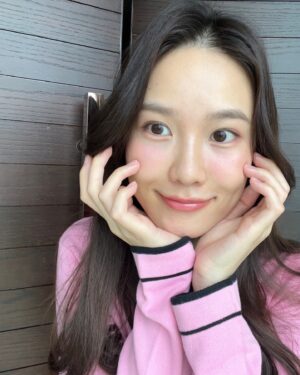 Po Wichada Atiwesangkun Instagram - เกือบ 1 เดือนผ่านไป😍😍หลังจากทำผมสี violet red brown ที่ @tyk.hairstudio เริ่มเฟดแล้ว ดูละมุนตุ้นสุดๆ หน้าคือเหมือนใส่ฟิลเตอร์เลยยย แต่รูปทั้งหมดดดคือกล้องสดดด!!!!