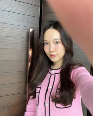 Po Wichada Atiwesangkun Instagram - เกือบ 1 เดือนผ่านไป😍😍หลังจากทำผมสี violet red brown ที่ @tyk.hairstudio เริ่มเฟดแล้ว ดูละมุนตุ้นสุดๆ หน้าคือเหมือนใส่ฟิลเตอร์เลยยย แต่รูปทั้งหมดดดคือกล้องสดดด!!!!