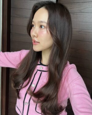 Po Wichada Atiwesangkun Instagram - เกือบ 1 เดือนผ่านไป😍😍หลังจากทำผมสี violet red brown ที่ @tyk.hairstudio เริ่มเฟดแล้ว ดูละมุนตุ้นสุดๆ หน้าคือเหมือนใส่ฟิลเตอร์เลยยย แต่รูปทั้งหมดดดคือกล้องสดดด!!!!