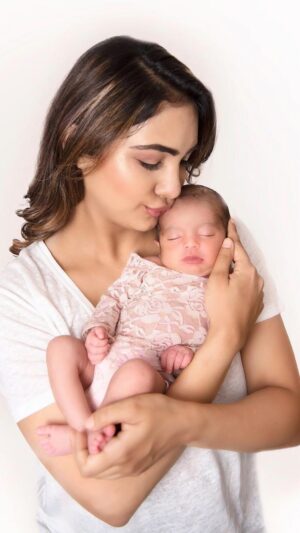 Pooja Banerjee Instagram - It’s unreal how fast they grow up 🥹💗

#RecreatingPhotos #Family #Memories #MotherDaughter #Trend #Flashback #Twinning #FamilyPhoto #Childhood 

[Photo, Recreating Photos, Mother Daughter Pictures, Time Flies, Childhood, New Born, Then and Now, Years Later, Family, Family Photograph, Cute Trends]