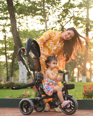 Pooja Banerjee Instagram - Good hair day ✅ 
Beautiful weather ✅
Quality time ✅
Happy US ✅ 
Great sundowner picture ✅

#HappyUs #MammaOfSana #SanaSSejwaal #PoojaBanerjii #momlife # girlmom #CrimsonEvening my outfit @jisorajaipur