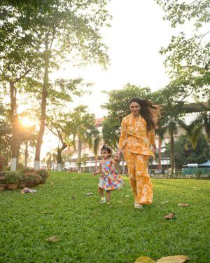 Pooja Banerjee Instagram - Good hair day ✅ 
Beautiful weather ✅
Quality time ✅
Happy US ✅ 
Great sundowner picture ✅

#HappyUs #MammaOfSana #SanaSSejwaal #PoojaBanerjii #momlife # girlmom #CrimsonEvening my outfit @jisorajaipur