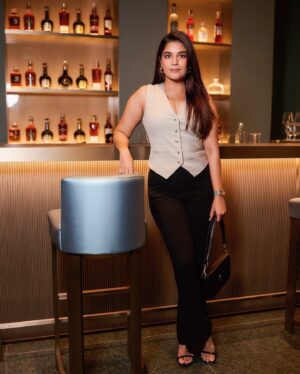 Pooja Gor Instagram - ☕️🍷🧀🤌🏼🤷🏻‍♀️

📍Armani/Caffè 

Choose please?! 🤭