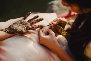 Pooja Kannan Instagram - Keeping up with the old tradition- my sister doing my mehendi , as it’s always been !! ❤️

Picture courtesy- @vivekkrishnanphotography