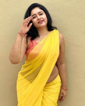 Poonam Bajwa Instagram - Promise … this is almost the last post from this look !

📸 @curls_and_curves555