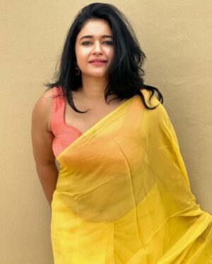 Poonam Bajwa Instagram - Promise … this is almost the last post from this look !

📸 @curls_and_curves555