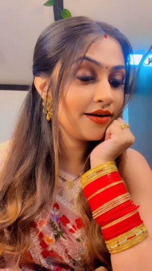 Poonam Mishra Instagram - Ignore the lyrics please 😂🤣😂😂

#poonammishra #poonammishraofficial #reels #reelitfeelit #reelsinstagram #reelsindia #smile😊 #reelsvideo #reelkarofeelkaro #bollywood #bollywoodsongs #lakhonhaseenhongekoimujhsayahankahan🤩🙈😋😁❤️