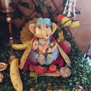 Poppy Jabbal Instagram - Telling the Surgeon....what to do !! 

This Ganpati 💖

Wearing @shopmulmul

#ganeshchaturthi 
#ganpati