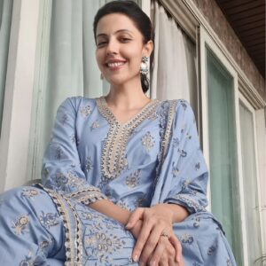 Poppy Jabbal Instagram - Telling the Surgeon....what to do !! 

This Ganpati 💖

Wearing @shopmulmul

#ganeshchaturthi 
#ganpati