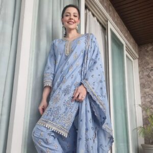 Poppy Jabbal Instagram - Telling the Surgeon....what to do !! 

This Ganpati 💖

Wearing @shopmulmul

#ganeshchaturthi 
#ganpati
