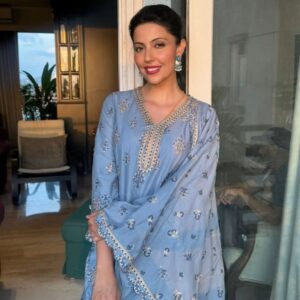 Poppy Jabbal Instagram - Telling the Surgeon....what to do !! 

This Ganpati 💖

Wearing @shopmulmul

#ganeshchaturthi 
#ganpati