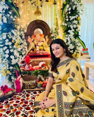 Prachee Shah Instagram - …
गणपति बाप्पा मोरया 🙏 
Together in prayer… 🙏 Happiness for all 💛
.
#happyganeshchaturthi #lordganesha #vighnaharta #ganpati_bappa_morya #pracheeshahpaandya #family