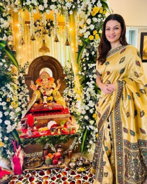 Prachee Shah Instagram - …
गणपति बाप्पा मोरया 🙏 
Together in prayer… 🙏 Happiness for all 💛
.
#happyganeshchaturthi #lordganesha #vighnaharta #ganpati_bappa_morya #pracheeshahpaandya #family