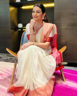 Prachee Shah Instagram - …
Love happens when you’re unaware … ♥️
.
.
Simply love this new song from my film Udanchhoo 😇
 @musicwaala 🫶 @iyashitaasharma you sound so good 💛
.
Udanchhoo in theatres on 6 th sep 💕
@novemberfilmsindia @anishtshah 
.
.
Saree ~ @suta_bombay 
Make up ~ @kiranparmar 
Hair ~ @roshu_official_06 
#promotions #udanchhoo #gujarati #film #ahmedabaddiaries #pracheeshahpaandya