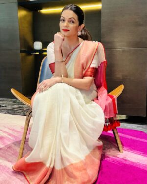 Prachee Shah Instagram - …
Love happens when you’re unaware … ♥️
.
.
Simply love this new song from my film Udanchhoo 😇
 @musicwaala 🫶 @iyashitaasharma you sound so good 💛
.
Udanchhoo in theatres on 6 th sep 💕
@novemberfilmsindia @anishtshah 
.
.
Saree ~ @suta_bombay 
Make up ~ @kiranparmar 
Hair ~ @roshu_official_06 
#promotions #udanchhoo #gujarati #film #ahmedabaddiaries #pracheeshahpaandya