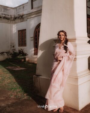 Prachi Tehlan Instagram - #Chingam 1 🌸🌾🌸🌾🌸🌾🌸
Ellavarkkum hridayam niranja ashamsakal..

Stylist: @rashmimuraleedharan 
MUAH: @makeup_by_shibinantony 
Assisted By: @delia_john__ 
Photographer: @vivahatantra 
Wearing: @the_ame_stories 
Jewellery: @akshayagold_palakkad 
Styling assistant: @ft.siaah

#kerala #godsowncountry #festivevibes #pinksaree #eleganceinsaree