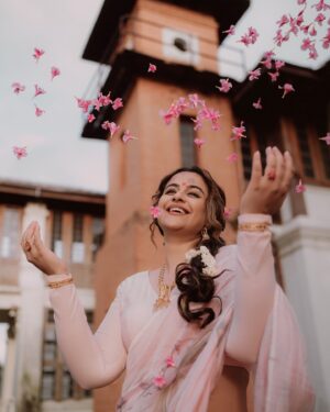 Prachi Tehlan Instagram - #Chingam 1 🌸🌾🌸🌾🌸🌾🌸
Ellavarkkum hridayam niranja ashamsakal..

Stylist: @rashmimuraleedharan 
MUAH: @makeup_by_shibinantony 
Assisted By: @delia_john__ 
Photographer: @vivahatantra 
Wearing: @the_ame_stories 
Jewellery: @akshayagold_palakkad 
Styling assistant: @ft.siaah

#kerala #godsowncountry #festivevibes #pinksaree #eleganceinsaree