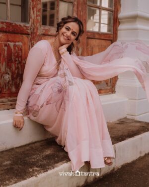 Prachi Tehlan Instagram - #Chingam 1 🌸🌾🌸🌾🌸🌾🌸
Ellavarkkum hridayam niranja ashamsakal..

Stylist: @rashmimuraleedharan 
MUAH: @makeup_by_shibinantony 
Assisted By: @delia_john__ 
Photographer: @vivahatantra 
Wearing: @the_ame_stories 
Jewellery: @akshayagold_palakkad 
Styling assistant: @ft.siaah

#kerala #godsowncountry #festivevibes #pinksaree #eleganceinsaree