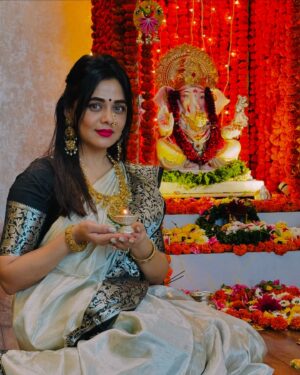 Prarthana Behere Instagram - गणपती बाप्पा मोरया! !!!!!!! 🌺
.
Jewellery: @malabargoldanddiamonds
Saree : @kasab_thane