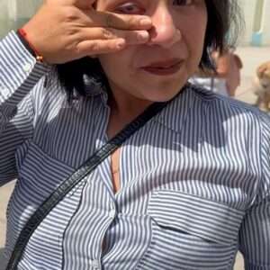 Priscila Faz Instagram - La donación de pelo me parece uno de los actos de generosidad más hermosos ❤️.

El @trenzatonoficial de @mexicosonrie nunca deja de conmoverme. Ver a las pacientes oncológicas felices recibiendo sus pelucas, a personas de todas las edades donando sus trenzas, a estilistas y colaboradores donando su trabajo, y a @gabydelatorrem realizando la titánica tarea de siempre velar por la infancia que padece cáncer, sientes que se te expande el ❤️.

Esta es la segunda vez que María decide donarlo, y le tocó hacer entrega de las pelucas (yo, obvio, chillando y como 🦚).

Si no se cuenta con una melena frondosa, no se preocupen, hmnxs, que hay muchas maneras de ayudar: con donaciones, juguetes, libros o tiempo 💖. Cada granito suma.