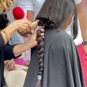 Priscila Faz Instagram - La donación de pelo me parece uno de los actos de generosidad más hermosos ❤️.

El @trenzatonoficial de @mexicosonrie nunca deja de conmoverme. Ver a las pacientes oncológicas felices recibiendo sus pelucas, a personas de todas las edades donando sus trenzas, a estilistas y colaboradores donando su trabajo, y a @gabydelatorrem realizando la titánica tarea de siempre velar por la infancia que padece cáncer, sientes que se te expande el ❤️.

Esta es la segunda vez que María decide donarlo, y le tocó hacer entrega de las pelucas (yo, obvio, chillando y como 🦚).

Si no se cuenta con una melena frondosa, no se preocupen, hmnxs, que hay muchas maneras de ayudar: con donaciones, juguetes, libros o tiempo 💖. Cada granito suma.